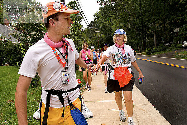 Teamkollegen helfen sich gegenseitig bei einem Brustkrebs-Spaziergang in der Nähe von Washington DC.