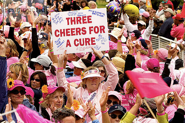 Viele Menschen mit Schildern nehmen an einem Brustkrebs-Spaziergang in San Francisco teil.