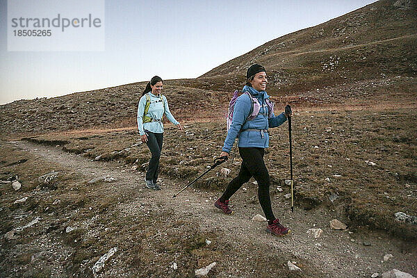 Zwei junge Trailläuferinnen genießen Singletrail-Trail in den Rocky Mountains