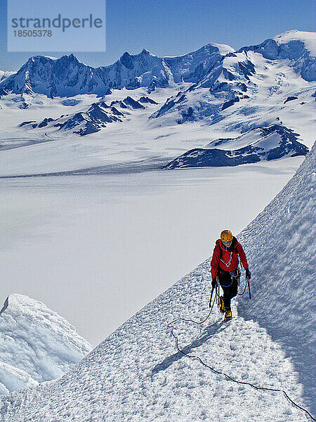 Ein Alpinist erklimmt einen Eishang an der Westwand des Cerro Torre.