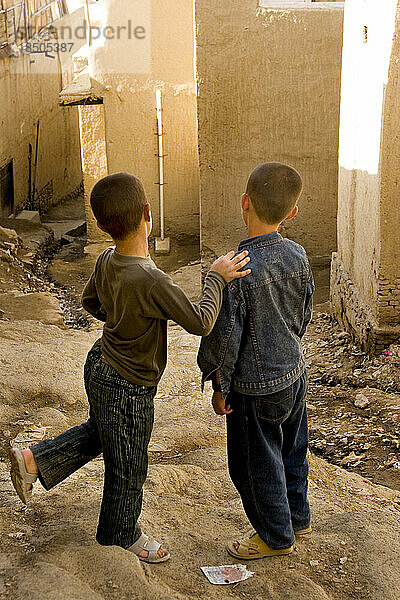 Zwei Jungen spielen in einer Gasse im Hügelviertel Balakoh-he De Mazang in Kabul.