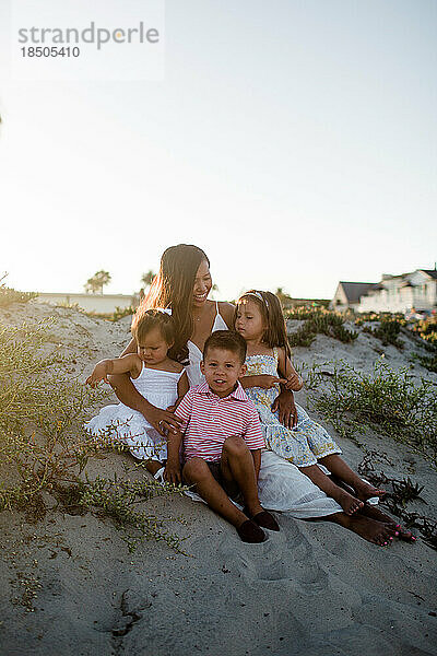 Lässiges Foto von Mutter und Kindern am Strand von San Diego bei Sonnenuntergang
