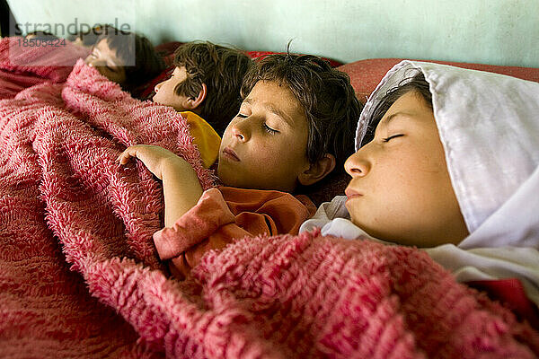 Nach dem Mittagessen ist Mittagsschlaf in einer Vorschule in Kabul. Mädchen liegen zum Schlafen in einer Reihe.