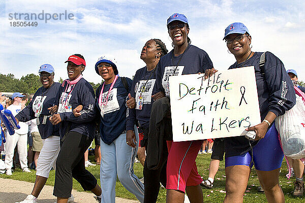 Mitglieder des Walker-Teams The Detroit Faith Walkers nehmen an der Parade während der Abschlusszeremonie des Komen Breast Cancer 3-D teil