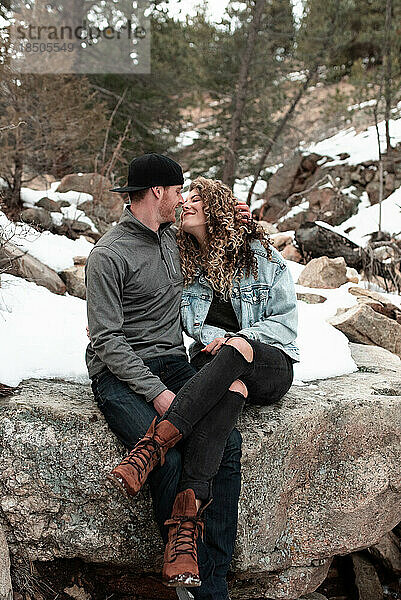 Abenteuerlustiges Paar sitzt im Winter zusammen in den Colorado Mountains