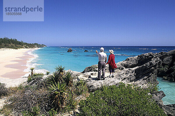 Ein Rentnerehepaar genießt die rosa Sandstrände von Warwick Long Bay Bermuda