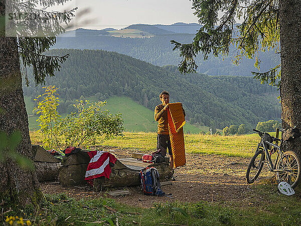 Mountainbiker ruht sich im Wald aus  Baden-Württemberg  Deutschland