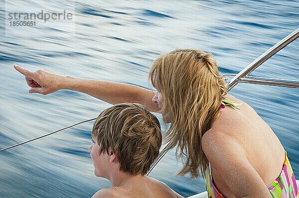 Mutter und Sohn auf einem Boot.
