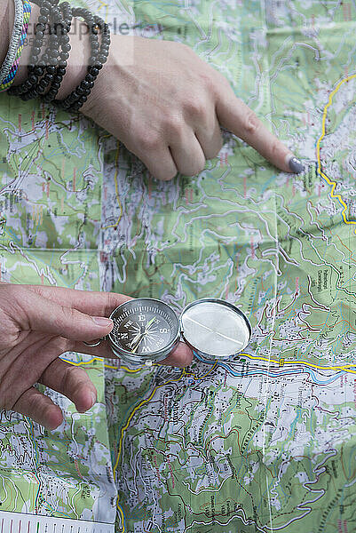 Wanderer überprüfen Route auf Karte mit Kompass  Bayern  Deutschland