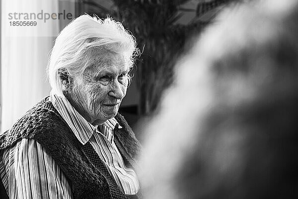 Ältere Frau im Erholungsheim
