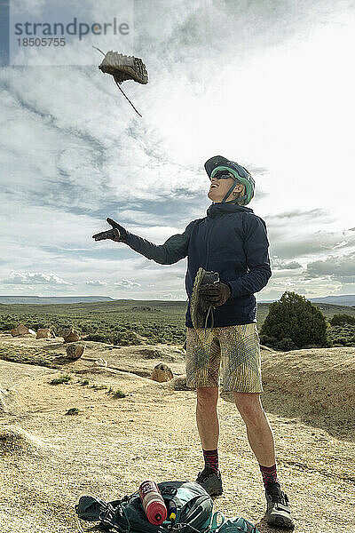 Frau beim Mountainbiken in der Hochwüste in Colorado