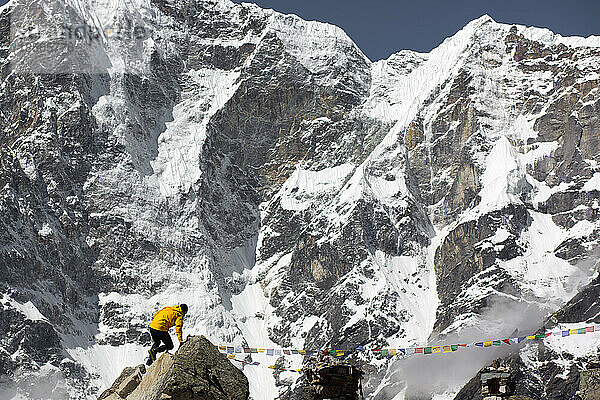 Ein Mann klettert unter den Bergen des Himalaya.