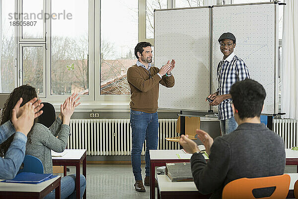 Universitätsstudent beendet Präsentation im Klassenzimmer  Studenten und Lehrer klatschen Schule  Bayern  Deutschland