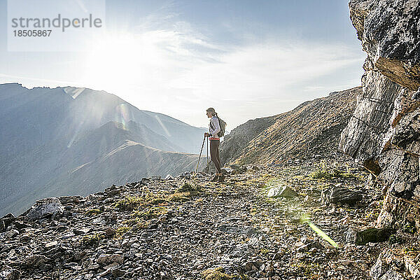 Eine junge Trailläuferin macht hoch oben am Arapaho Pass eine Pause