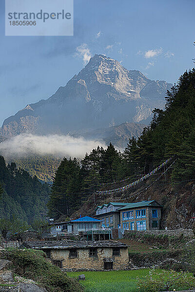 Der Berg oberhalb von Namche Bazaar liegt über einem Sherpa-Dorf.
