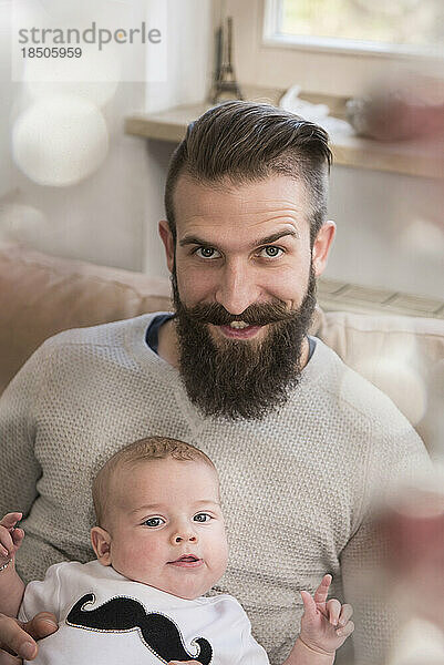 Porträt eines Vaters mit Sohn