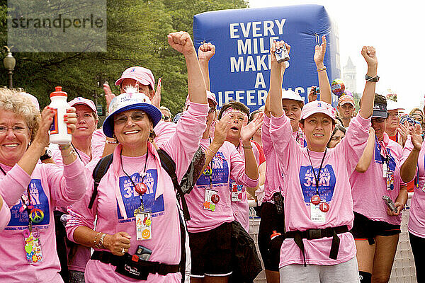 Brustkrebsüberlebende tragen rosa Hemden und jubeln bei einem Brustkrebs-Spaziergang in Washington DC.