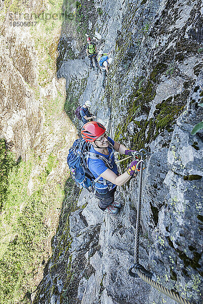 Gruppe von Menschen klettert über einen Klettersteig in Richtung Stuibenfall  Ötztal  Tirol  Österreich