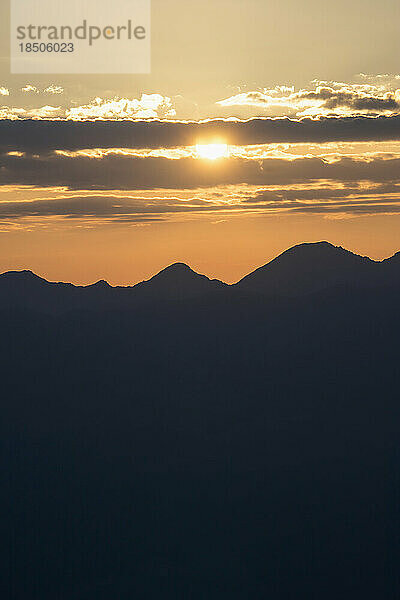 Silhouette von Bergen in alpiner Landschaft bei Sonnenaufgang  Zillertal  Tirol  Österreich