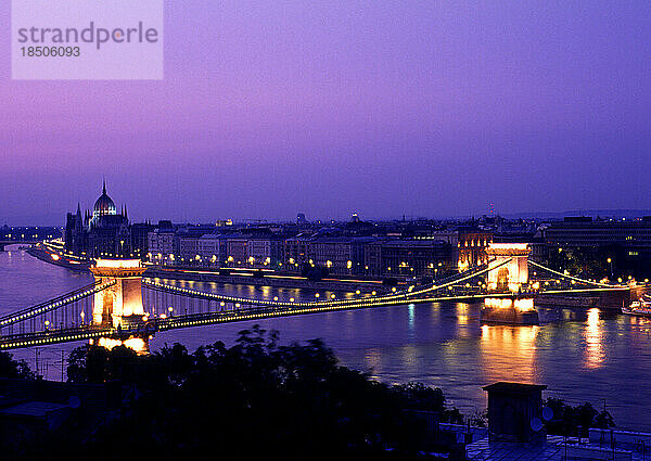 Leben in Ungarn Nachtaufnahme des farbenfrohen Kettenbrückenparlaments Budapest