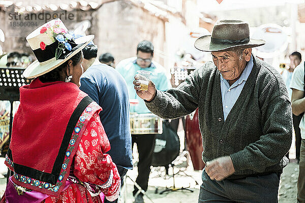 Peruanischer älterer Mann tanzt während einer traditionellen religiösen Feier