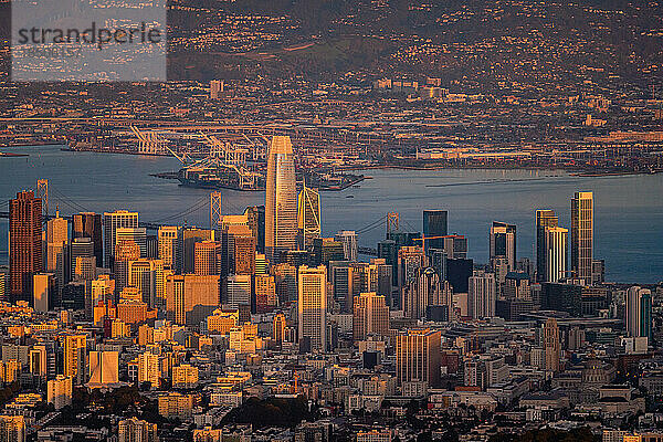 Luftaufnahme der Innenstadt von San Francisco bei Sonnenuntergang