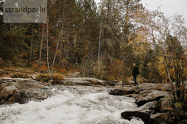 Junger Mann erkundet die Natur an einem Fluss im Canadian Shield