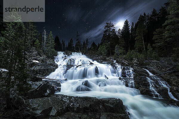 Eine mondbeschienene Nachtansicht der Glen Alpine Falls in South Lake Tahoe  Kalifornien.