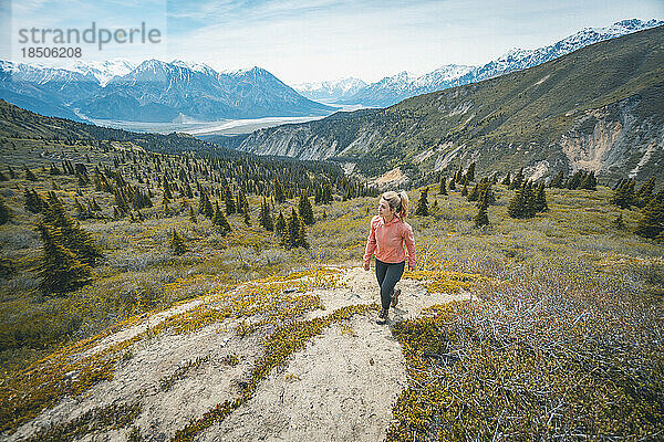 Wanderin mit rosafarbener Jacke