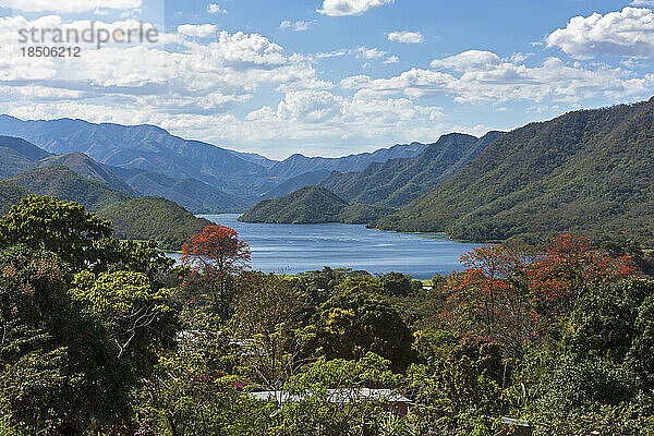 See umgeben von Bergen  Guanaguana  Venezuela