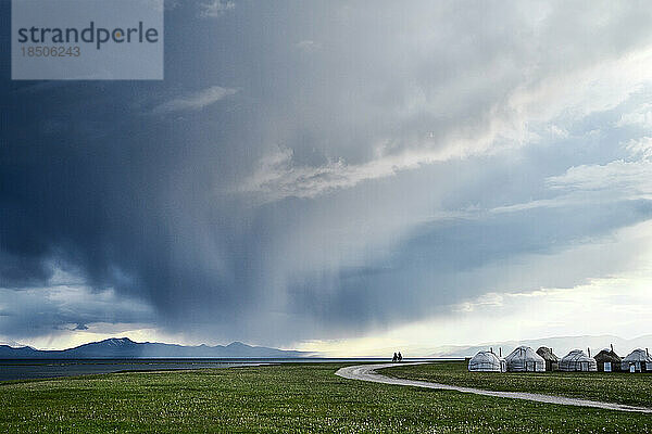 Dramatischer Himmel am Song-Kol-See in Kirgisistan