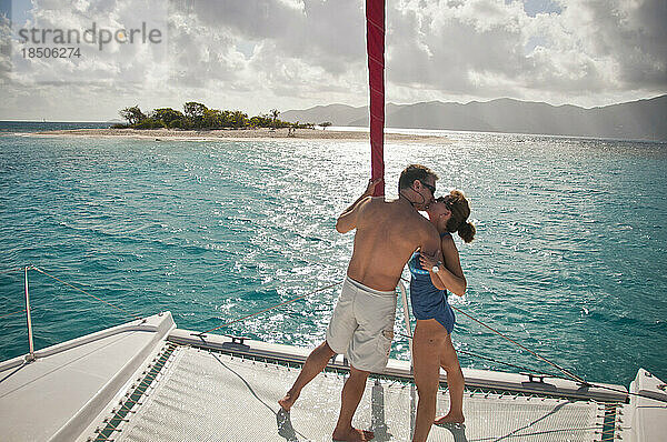 Küssendes Paar auf einem Segelboot.