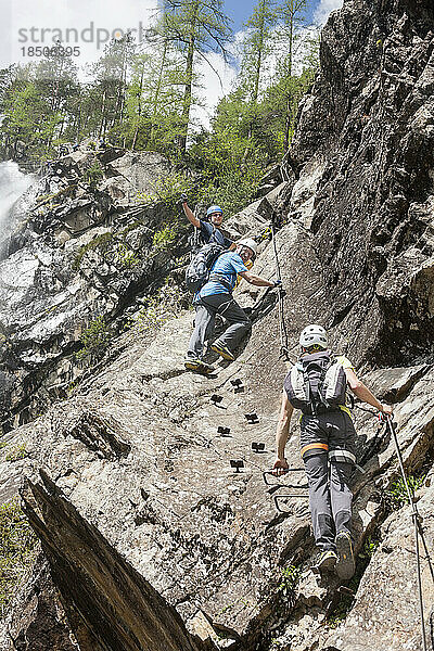 Klettergruppe am Felsklettersteig zum Lehner Wasserfall  Ötztal  Tirol  Österreich