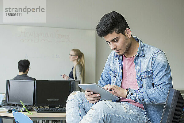 Universitätsstudent mit digitalem Tablet in der Klassenzimmerschule  Bayern  Deutschland