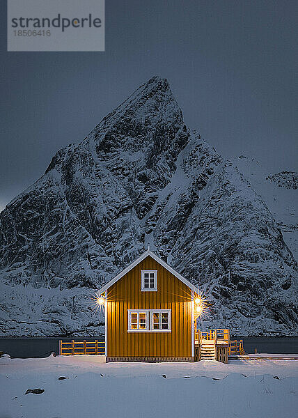 Rotes Haus und wunderschöner Berg im atemberaubenden Norwegen