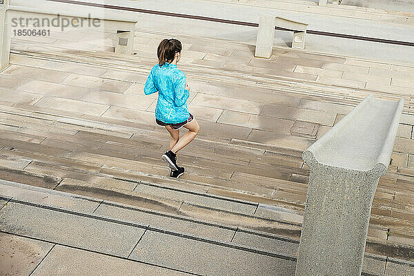 Junge Läuferin trainiert Treppensteigen auf den Straßen von Ba