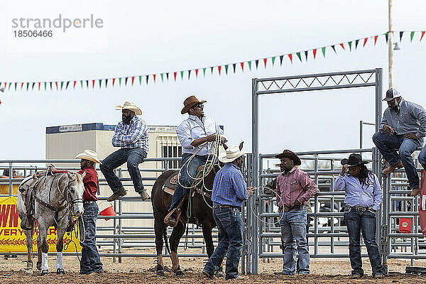 Cowboys und Cowgirls hinter den Kulissen des Arizona Black Rodeo