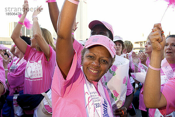 Ein Spaziergänger feiert während der Abschlusszeremonie des Avon Walk for Breast Cancer in New York City.