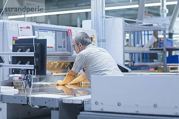 Reifer Mann arbeitet in der Buchdruckindustrie  Bremgarten  Hartheim am Rhein  Baden-Württemberg  Deutschland