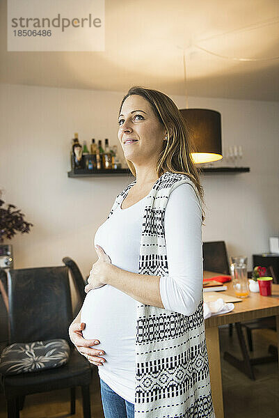 Seitenansicht einer stehenden schwangeren Frau  München  Deutschland