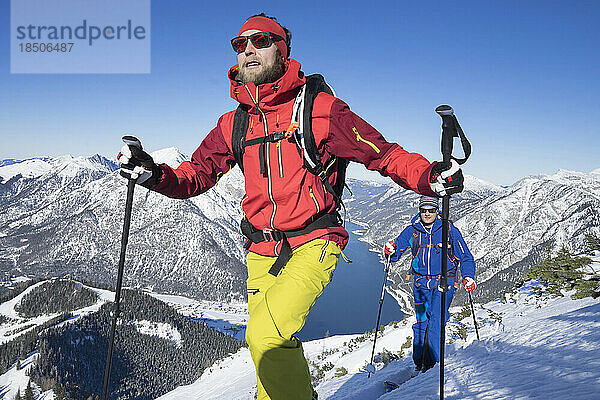 Skifahrer wandern auf verschneiten Bergen