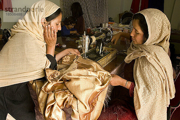 Zwei Frauen nähen Vorhänge in einer Werkstatt in Kabul.