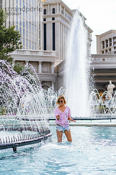 Mädchen in Las Vegas Venedig im Miniaturformat. Frau im Brunnen