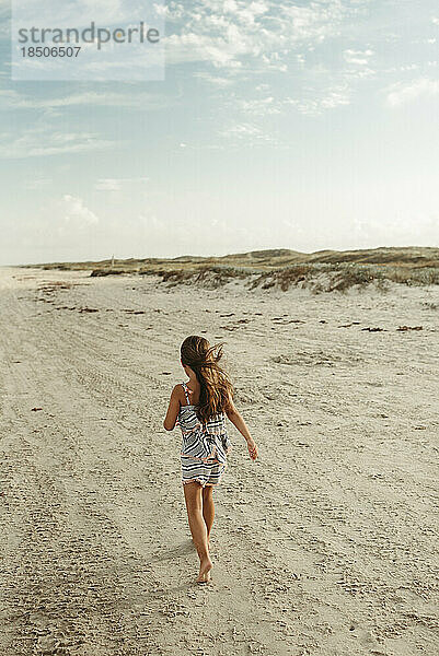 Kleines Mädchen geht am Strand in Corpus Christi  Texas