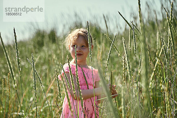 Entzückendes kleines Mädchen im Gras in Island