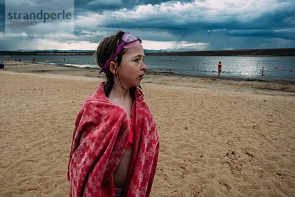 trauriges junges Mädchen  das auf den See blickt