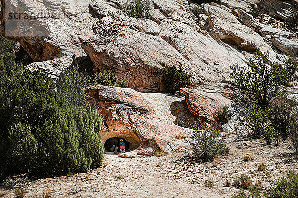 Menschen erkunden kleine Höhle in der Wüste von Utah