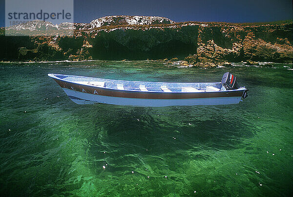 Holzboot auf ruhigem Wasser im Pazifischen Ozean.