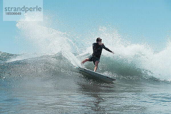 Aktion des brasilianischen Profi-Surfers Vicente Romero