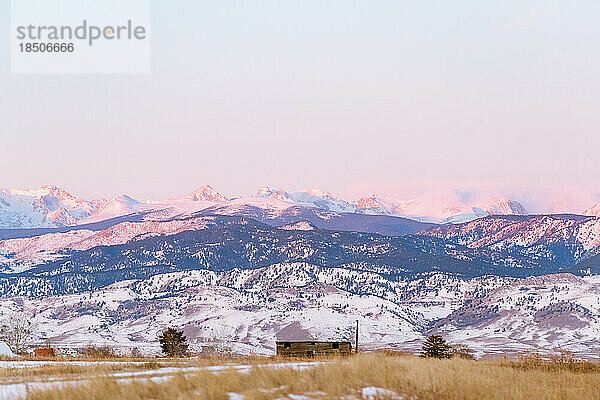 Wunderschöner Colorado-Sonnenaufgang mit schneebedeckten Bergen und blauem Himmel